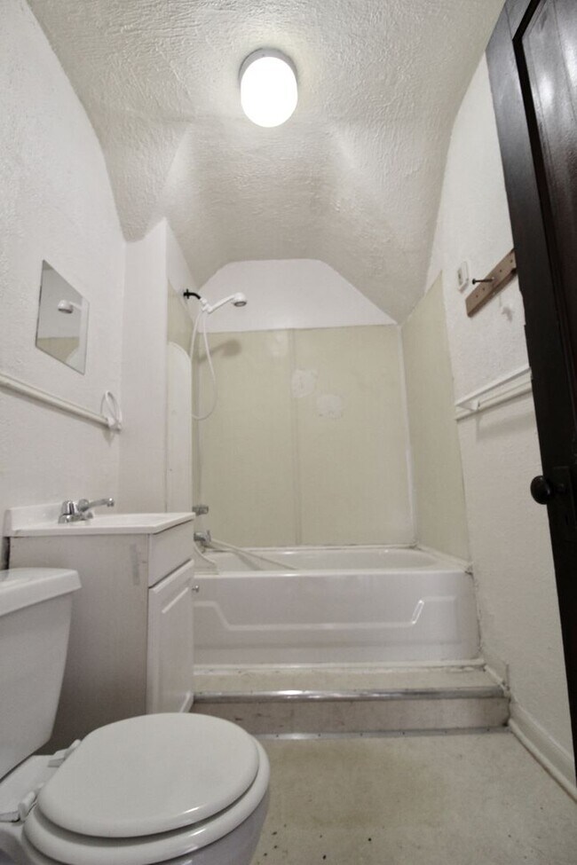 Building Photo - Sunny Side - 3 Bedroom Big House - Availab...