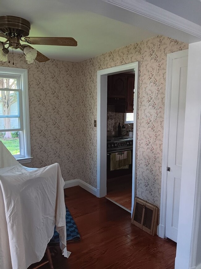 Building Photo - 2 Bedroom, 1 Bath Single Family Home on Cu...