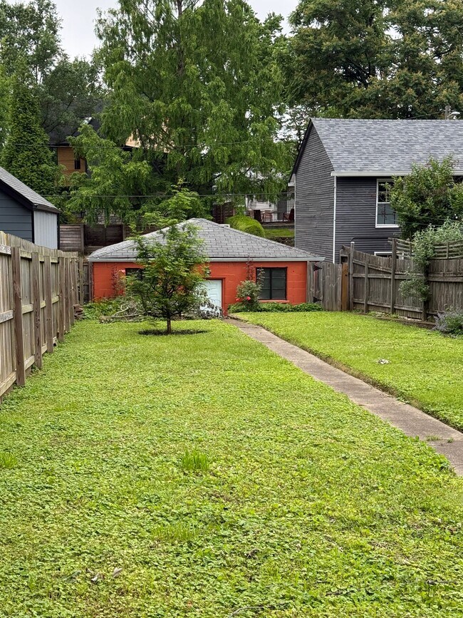 Building Photo - 1319 Hull St