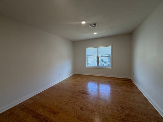 Building Photo - Danvers Updated 3 Bed 2 Bath | Top Floor Condo | Avail Now