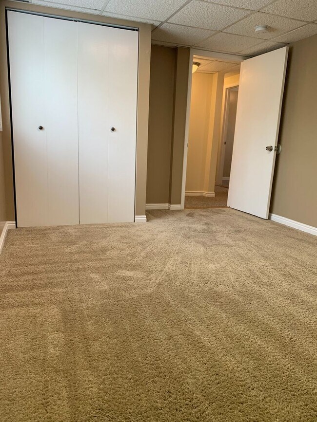 Building Photo - 2 Bedroom/1 Bathroom Duplex in Bluffdale