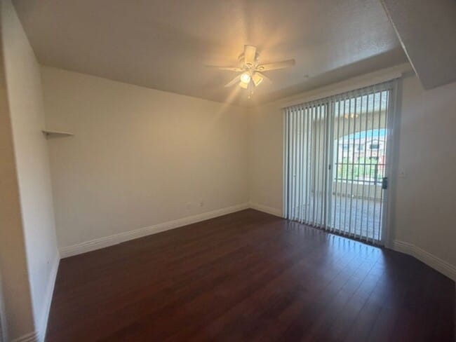 Building Photo - GUARD GATED TOP FLOOR PRIVATE 1 BED CONDO FEATURING A DETACHED 1 CAR GARAGE