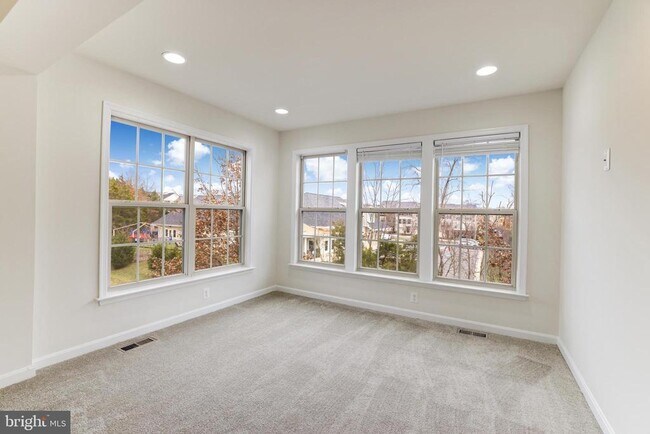 Building Photo - 42639 Chisholm Dr