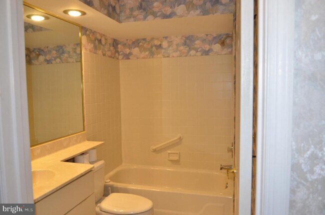 Building Photo - 818 Roundtree Pl