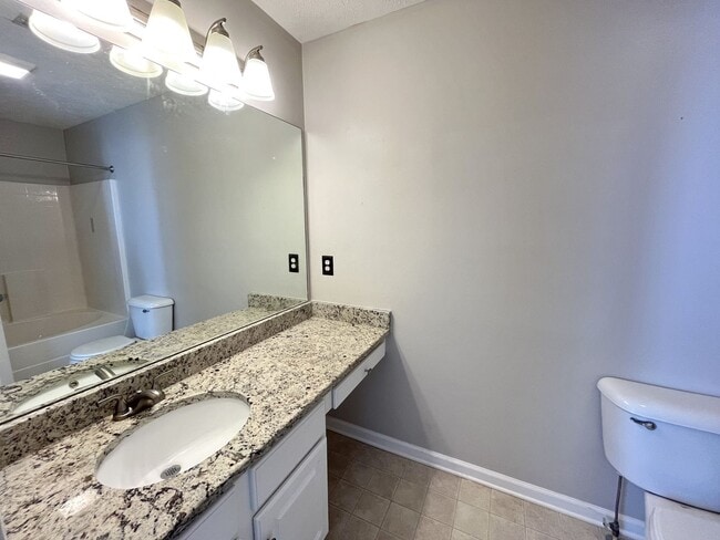 Building Photo - Townhouse in Nashboro Village!