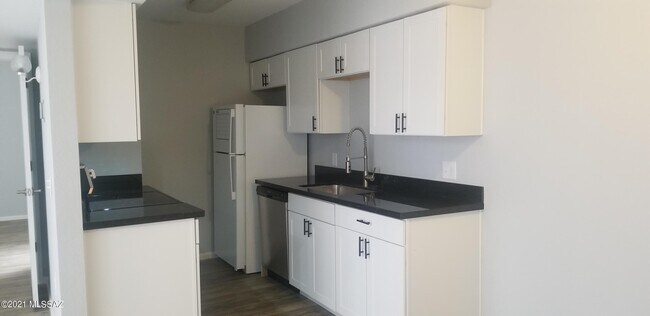 Building Photo - 9420 E Speedway Blvd