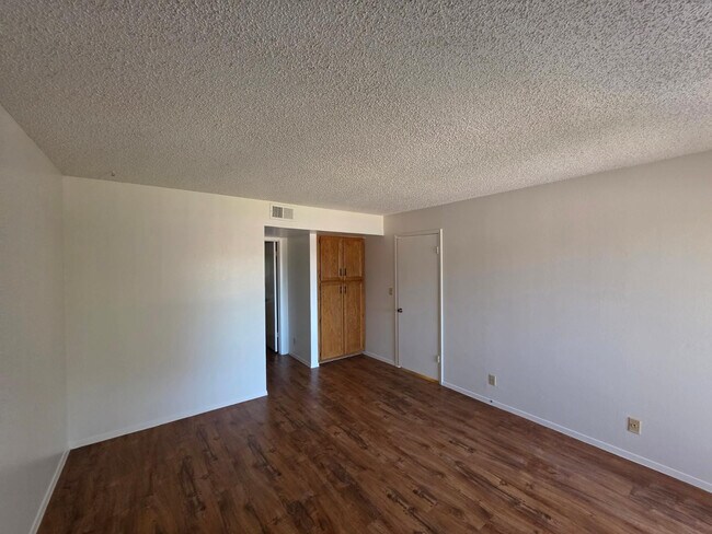 Building Photo - 540 N May