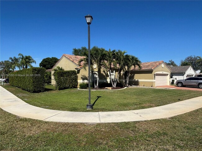 Building Photo - 9721 SW 15th Dr