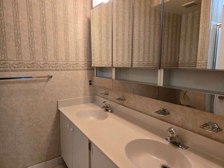 Master Bath - 3 Mullingar Ct