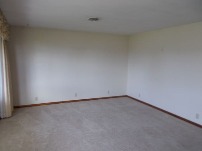 Building Photo - Spacious & Beautifully Maintained 3-Bedroo...