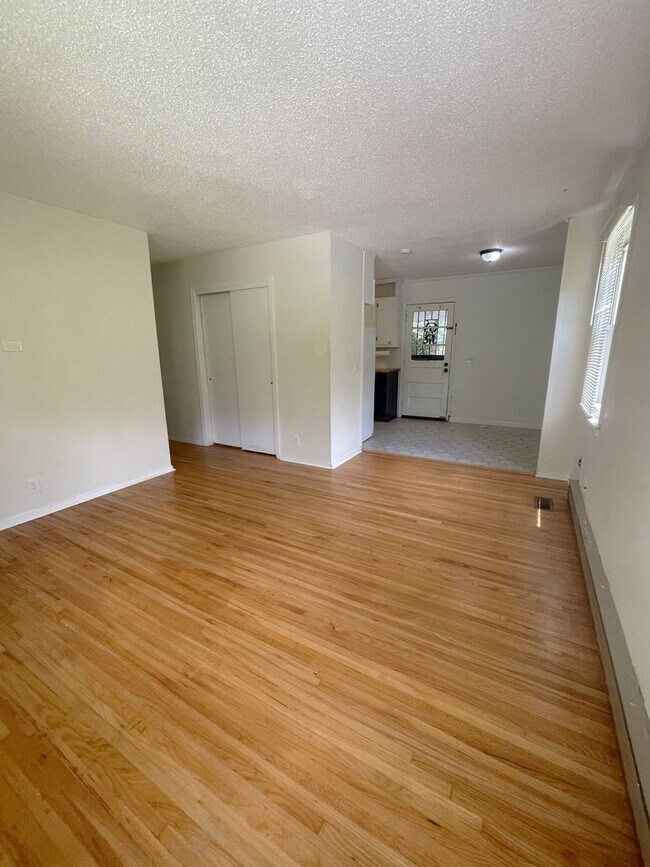 Building Photo - Excellent 3 Bedroom Home Minutes from Down...