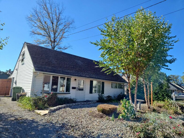 Primary Photo - 12 Mercury Rd