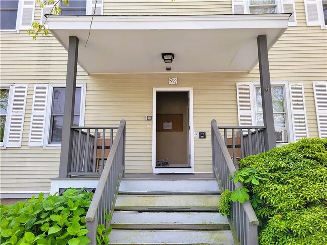 Building Photo - 9 1/2-2 Narragansett Ave