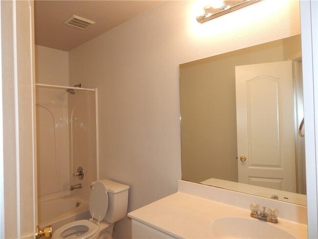 Building Photo - 13521 Shawna Dnay Dr