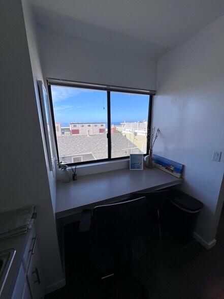 Building Photo - 3005 Crest Dr