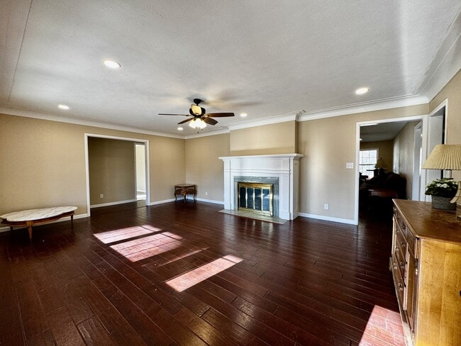 Building Photo - 302 Bluebird Ct