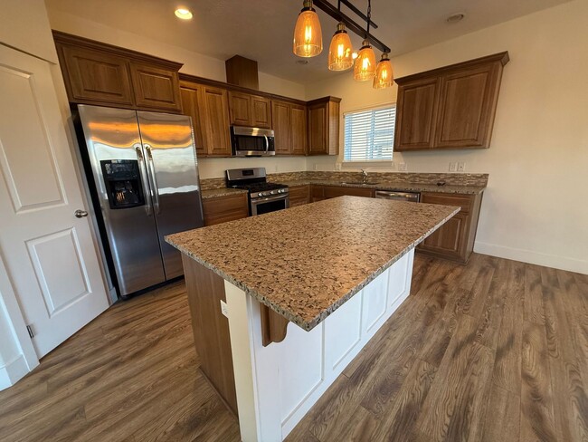 Building Photo - 4 Bed/2.5 Bath Single Family Home in SE Bend