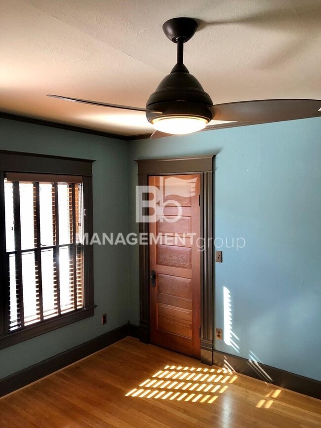 Building Photo - Close-In NE Portland Victorian Offers  Perfect Blend of  Old Charm with Newer Amenities. Lush Pri...