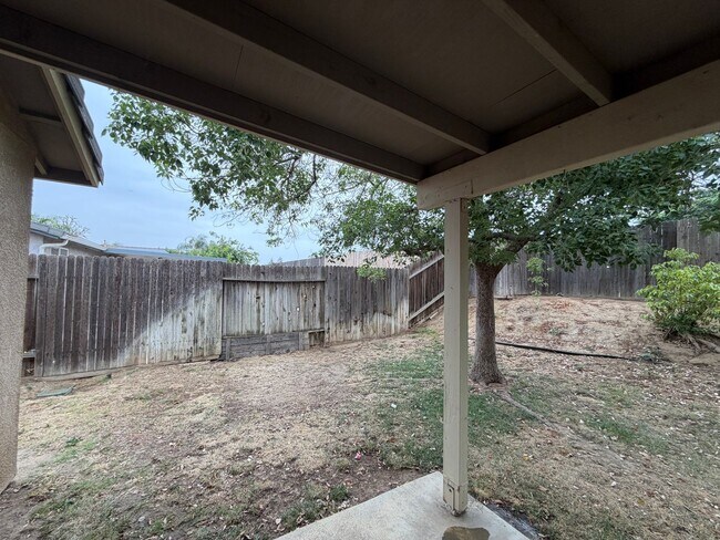 Building Photo - Take a look at this Gorgeous NW Bakersfield Home