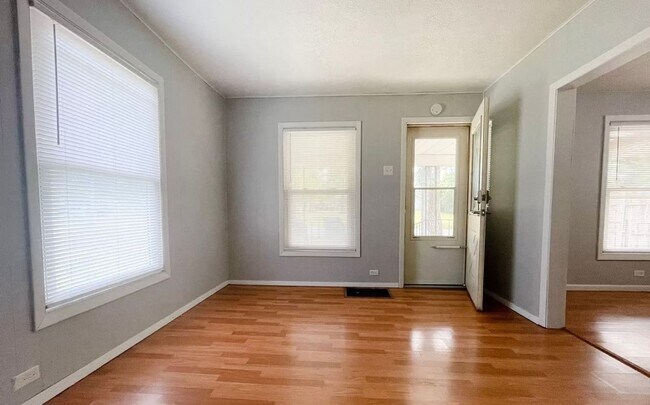Building Photo - 2 bedroom, 1 bathroom House! Available now!