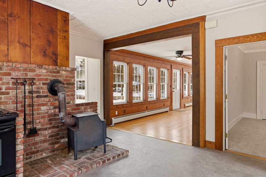 Building Photo - 113 Railroad Ave