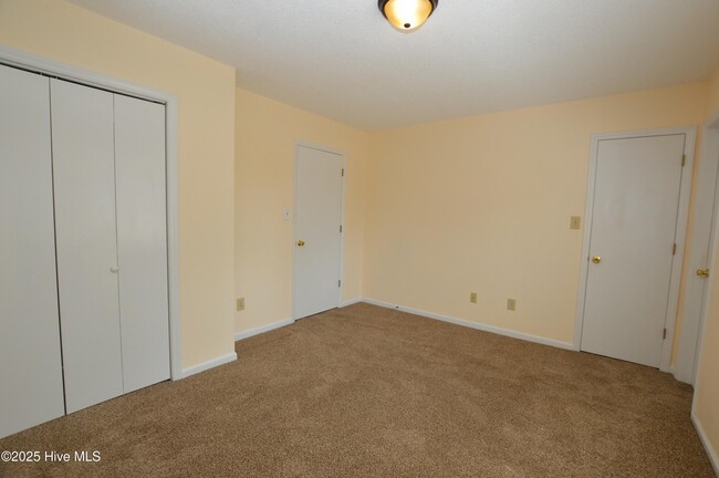 Building Photo - 260 S Creek Dr