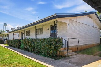 Building Photo - 204 W Lampasas St