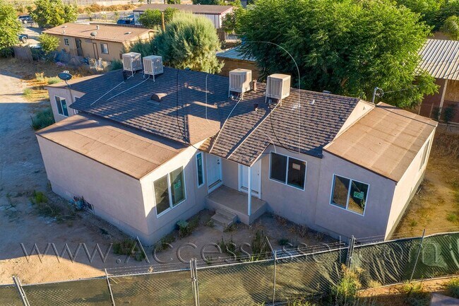 Building Photo - Cozy And Charming 2 Bed/1 Bath Duplex In Perris!