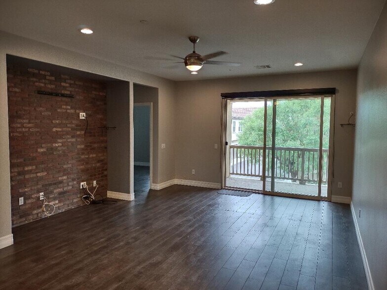 Building Photo - 982 Sweetbriar Ln