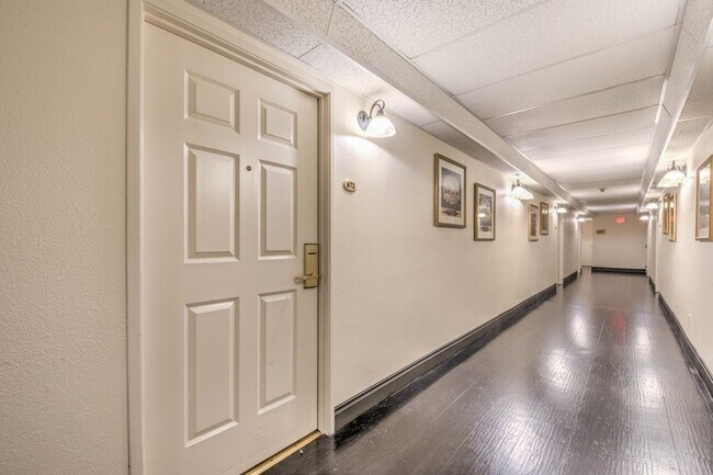Building Photo - Jockey Club