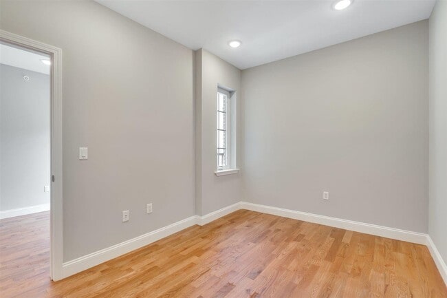 Building Photo - 725 Sip St