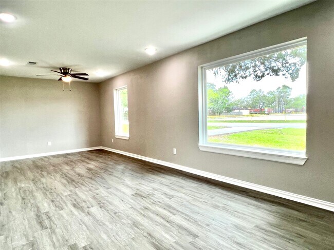 Building Photo - 813 Cedar Lawn Dr