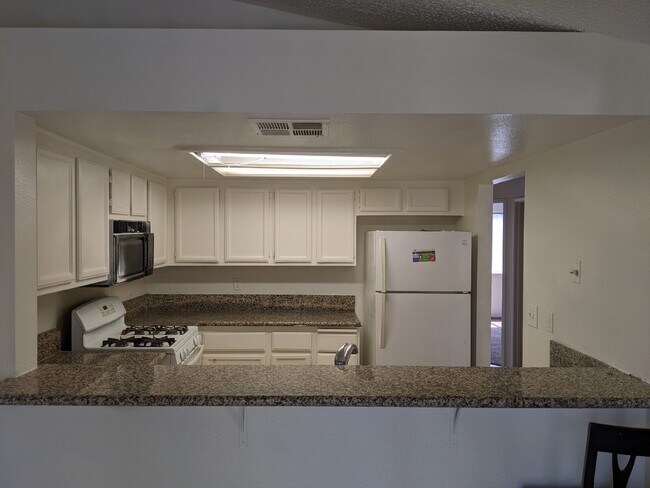 Building Photo - 2br condo in gated pool community