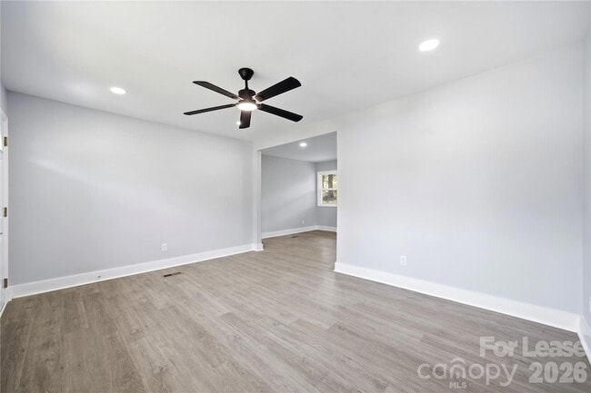Building Photo - 553 Derrydowne Dr