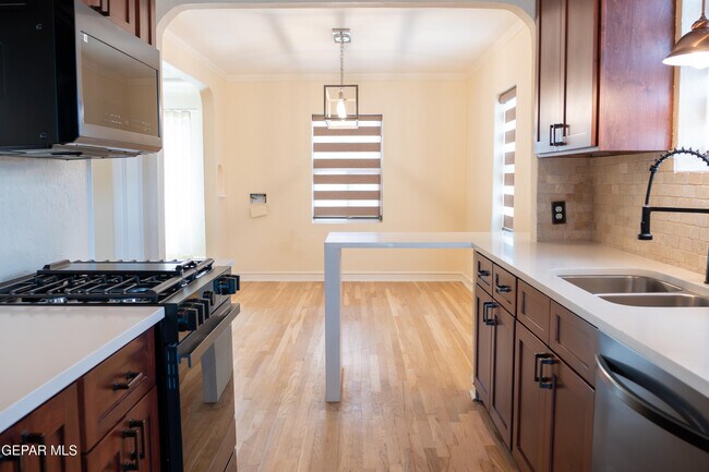 Building Photo - 1211 Mesita Dr