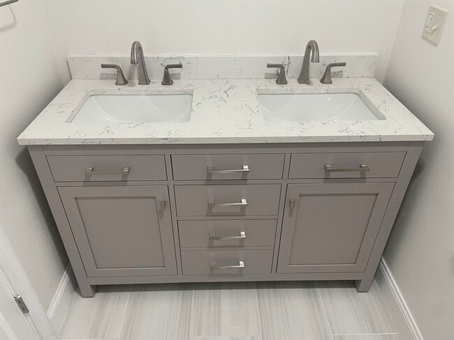 Building Photo - 64 Dunvegan Wds Dr