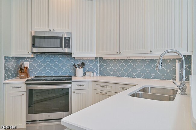 Building Photo - 5000 Royal Shores Dr