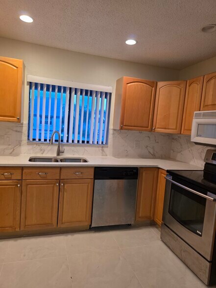 Kitchen - 1611 Cabot Ln