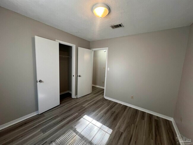 Building Photo - 842 Amberway Dr
