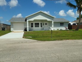 Building Photo - 469 SW Duval Ave