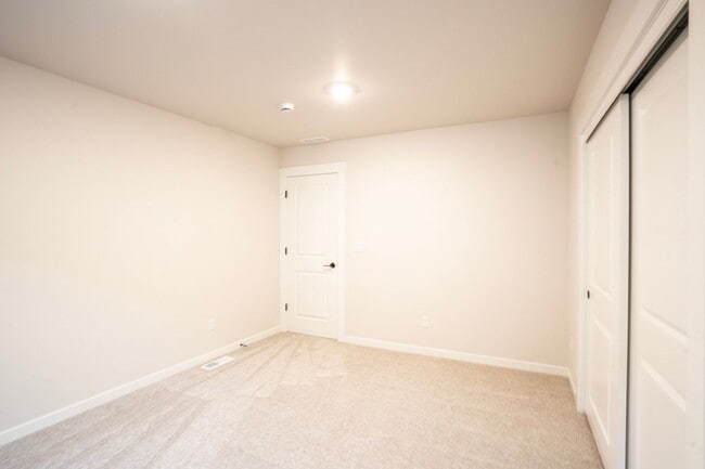 Building Photo - Stunning new construction!