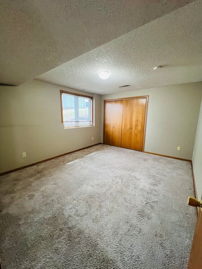 Building Photo - 4 Bedroom 2 Bath Duplex in Iowa City