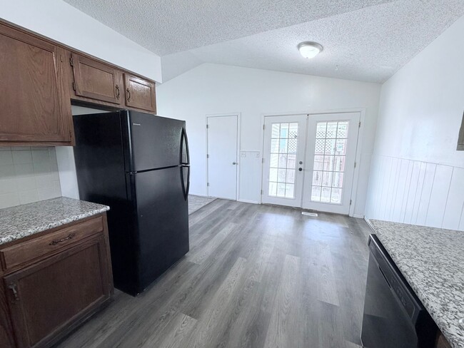 Building Photo - 2 bed and 2 bonus rooms!!