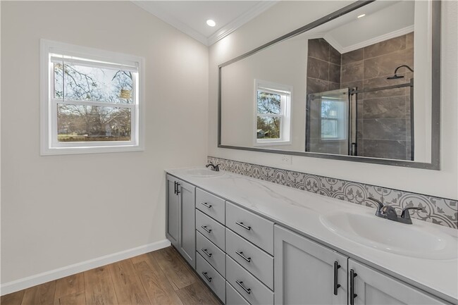 Building Photo - 495 Pleasant St