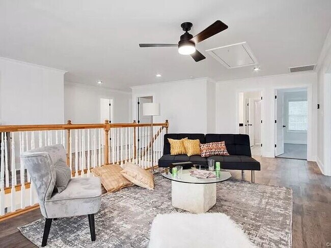 Building Photo - 2206 Adelay Dr