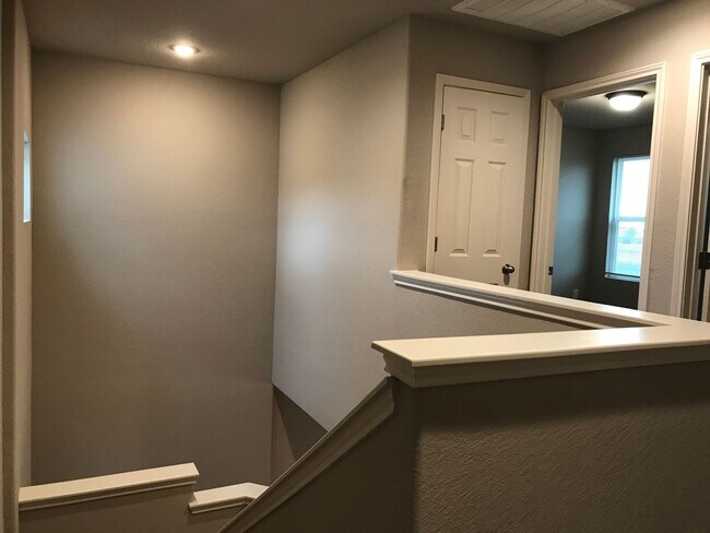 Building Photo - Townhome for rent