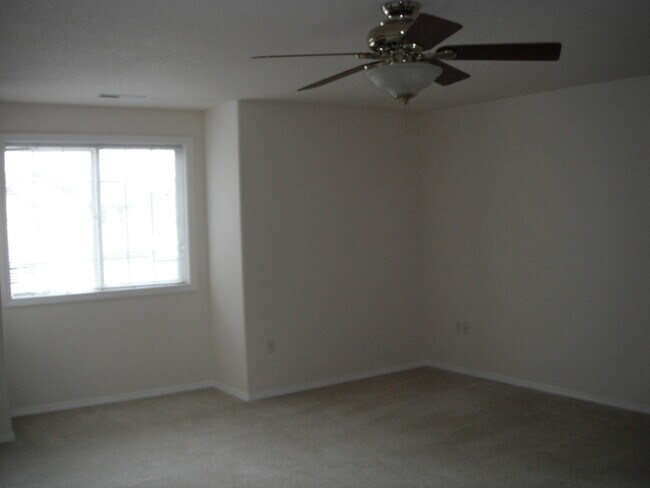 Building Photo - Spacious home and yard ready for you!