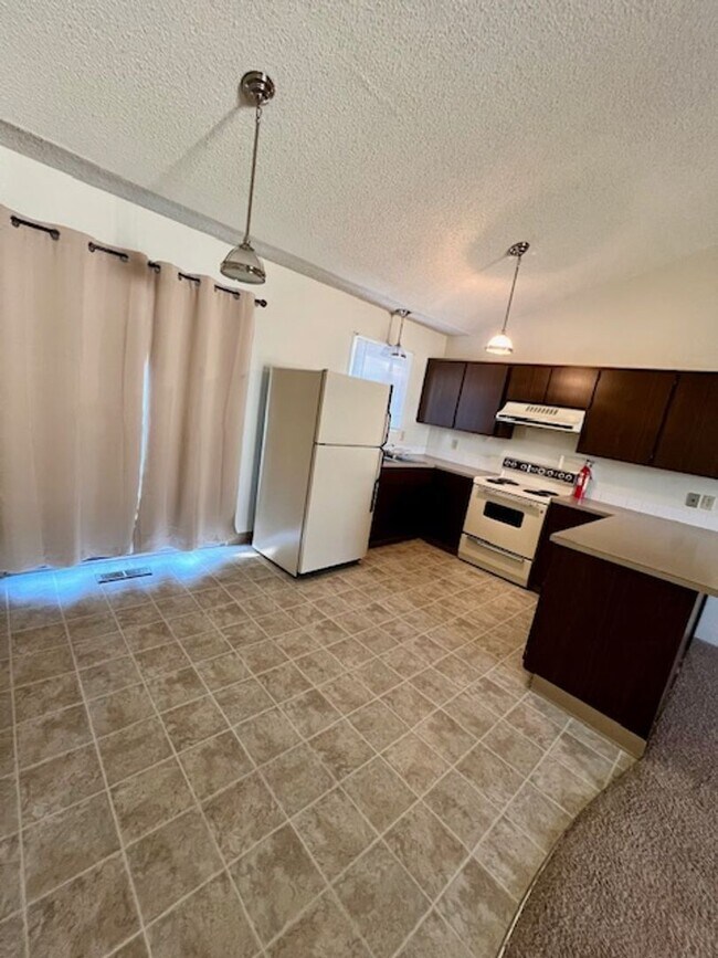 Building Photo - Spacious 2 Bed / 1.5 Bath Triplex in Quiet Clarkston Neighborhood – Pet Friendly!