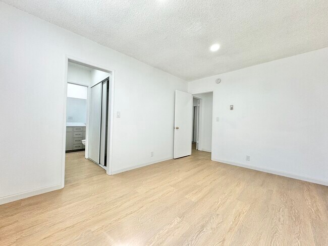 Building Photo - 6561 Fulton Ave