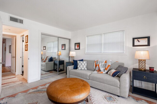 Building Photo - 48910 Noline Pl